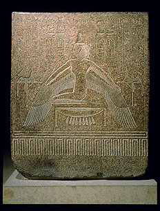 La déesse Isis, détail de la cuve du sarcophage de Ramsès III, granite rose, Nouvel Empire, 20ème dynastie, musée du Louvre