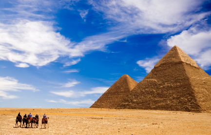 Dromadaires et pyramides d'Egypte