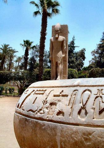 Hieroglyphe Memphis avec statue de Ramsès 2 en arrère plan