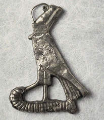 Amulette : le dieu Horus sur un pavois, argent, Moyen Empire, musée du Louvre