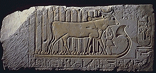 La vache Hathor protégeant Ramsès II